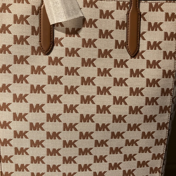 MK “Vincent” Signature Tote Bag W/attach Card Cade - Picture 6 of 8